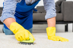 Common Mistakes People Make When Learning How to Shampoo a Wool Rug